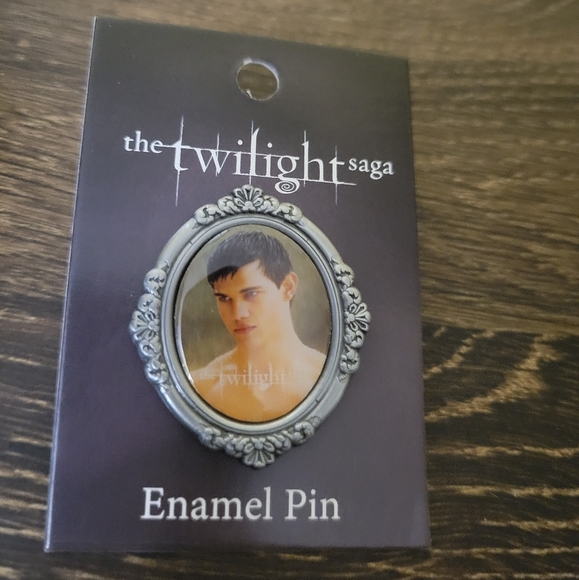 Jacob Twilight Cameo Enamel Pin Saga Werewolf NEW - Picture 2 of 4